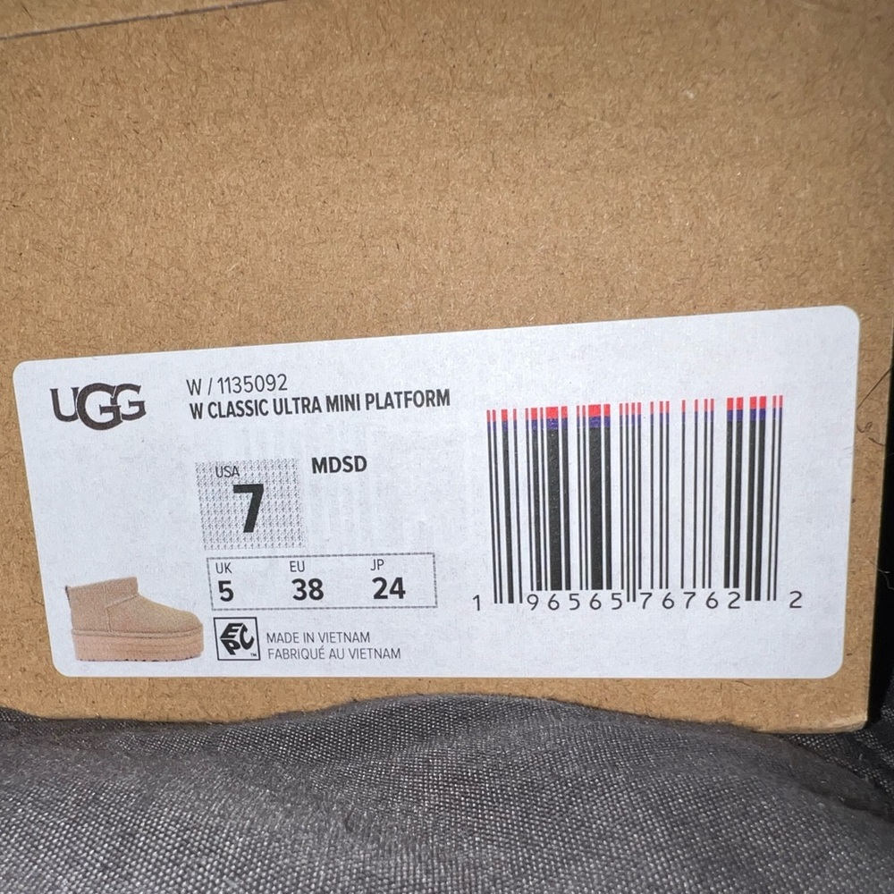 USED Ugg Classic Ultra Mini Platform MUSTARD
SEED Boots - Women's Size US 7